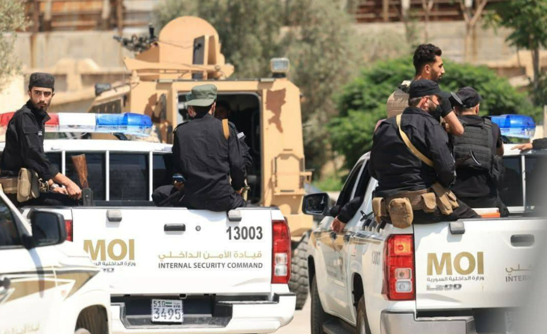 الأمن الداخلي في دير الزور ينفذ حملة موسعة لملاحقة المطلوبين وفلول النظام السابق