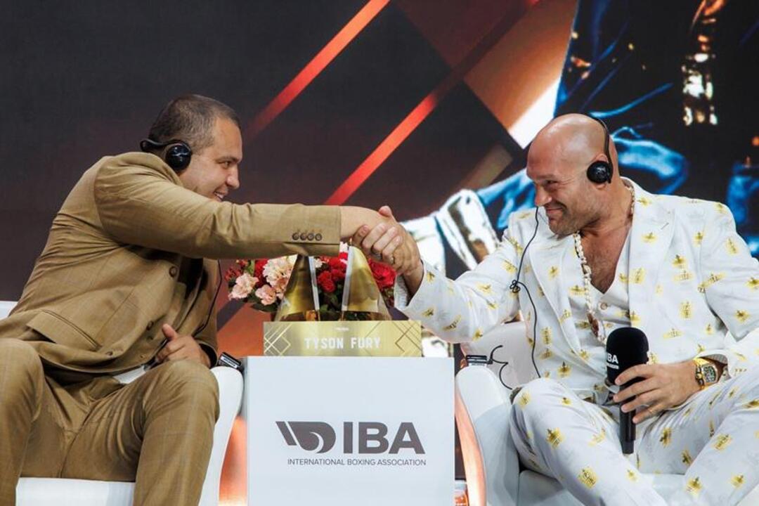 رئيس الاتحاد الدولي للملاكمة عمر كريمليف ينضم إلى ترنس كروفود وتايسون فيوري للإعلان عن انطلاق العصر الذهبي للاتحاد