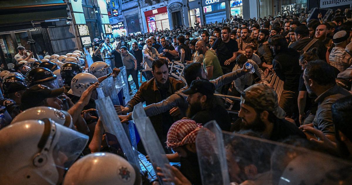 غضب شعبي: أردوغان يندد برسوم كاريكاتورية مسيئة للنبي الكريم