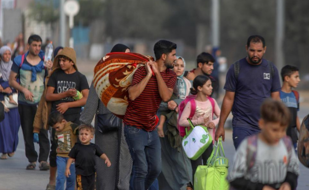 المدنيون في غزة يطالبون بوقف الحرب ويغادرون نحو الجنوب هرباً من الخطر