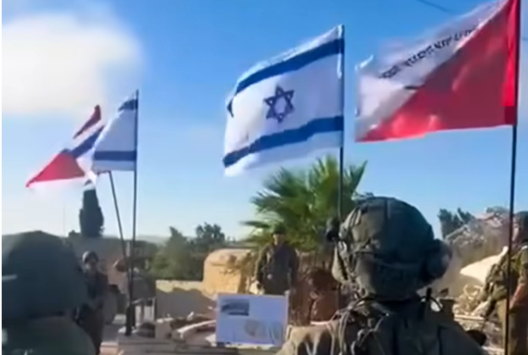 رفع العلم الإسرائيلي في القنيطرة يثير استياء السوريين.. ما القصة