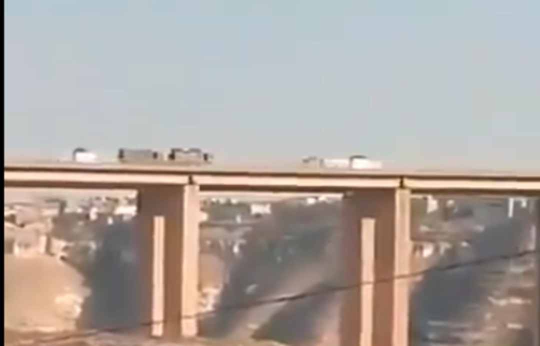 مركبات عسكرية روسية تعبر جسر الرستن باتجاه حمص لأول مرة منذ الإطاحة ببشار الأسد