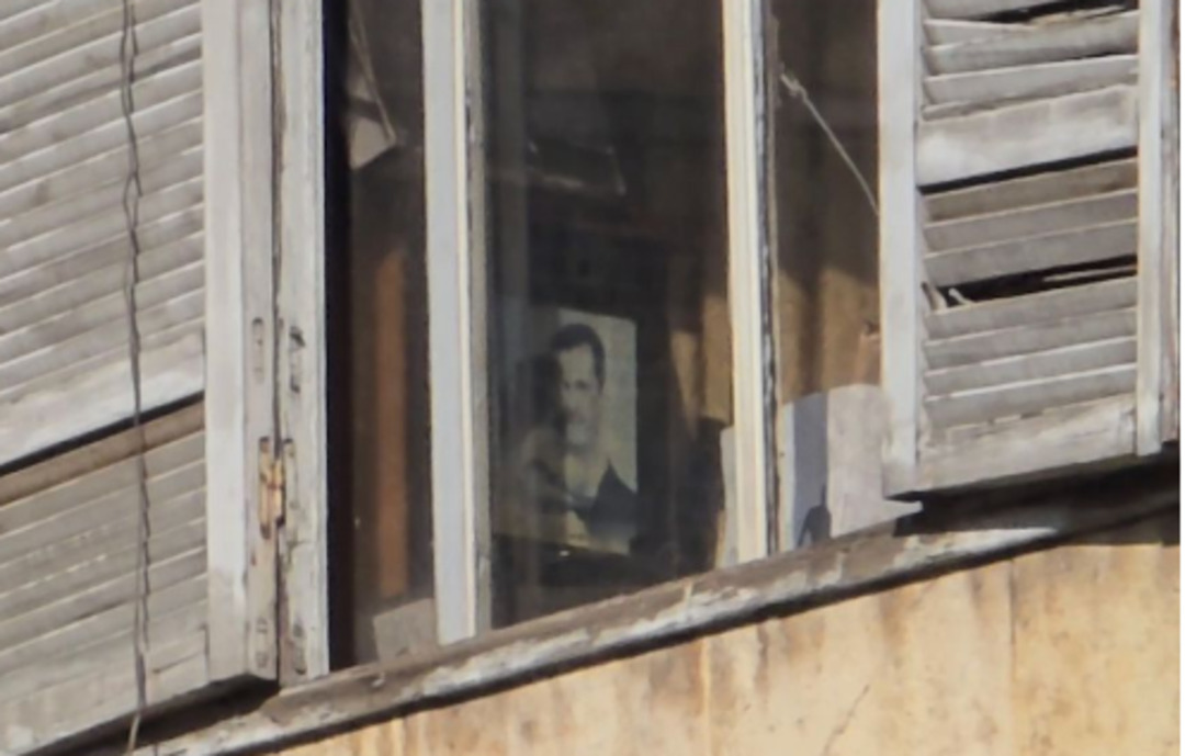 صورة للأسد داخل مبنى التربية بحلب تثير جدلاً واسعًا ومطالبات بالتحقيق