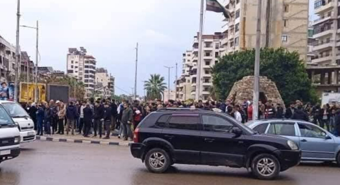 رويترز : قوات الأمن السورية تطلق النار على المتظاهرين في الساحل