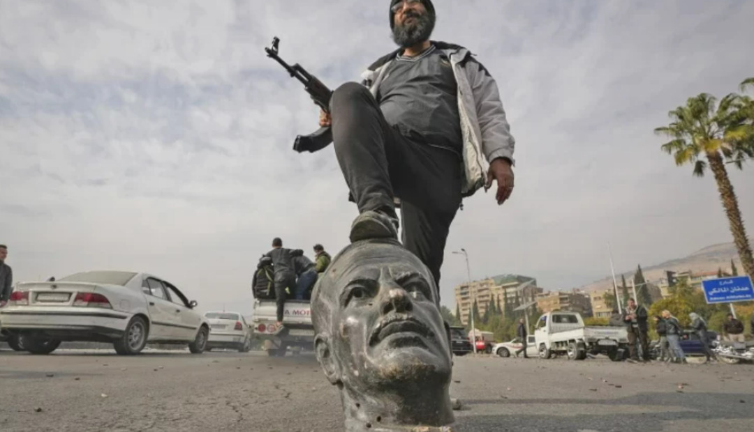 من روسيا.. رئيس مخابرات الأسد وابن خاله يخططان للانتفاضة السورية