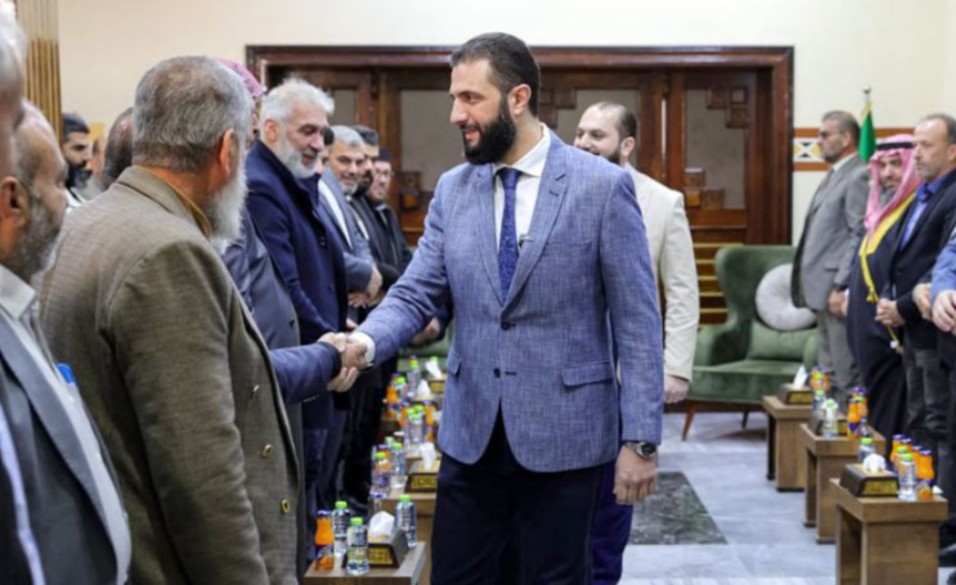 الشرع يلتقي وفدًا من وجهاء الطائفة العلوية: دعوات للمصالحة ووقف التمييز