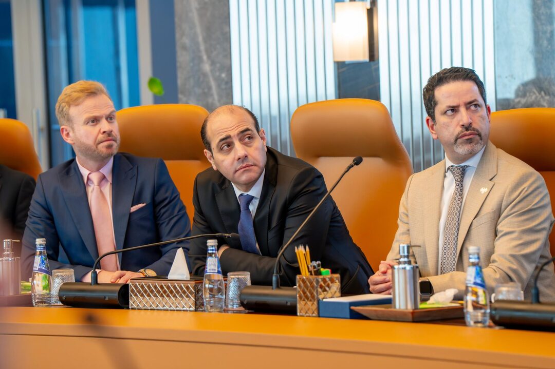 حازم الشرع.. شقيق الرئيس الانتقالي يضلّل الرأي العام بأرقام غير حقيقية عن رواتب الموظفين