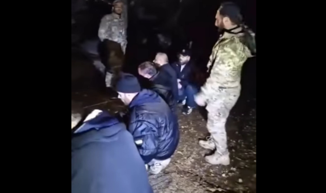 اعتقال 12 شخصاً بينهم ضباط في جيش النظام السوري قرب مدينة تلكلخ