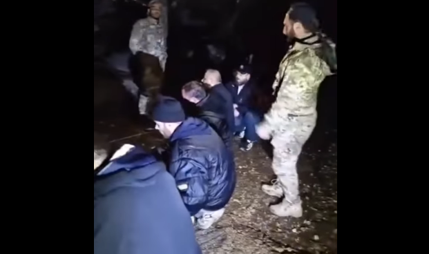 اعتقال 12 شخصاً بينهم ضباط في جيش النظام السوري قرب مدينة تلكلخ