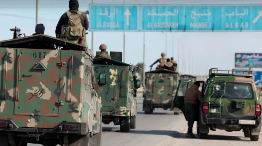 اشتباكات متقطعة ومحاصرة عدد من عناصر “قسد” وسط تحليق طيران التحالف الدولي