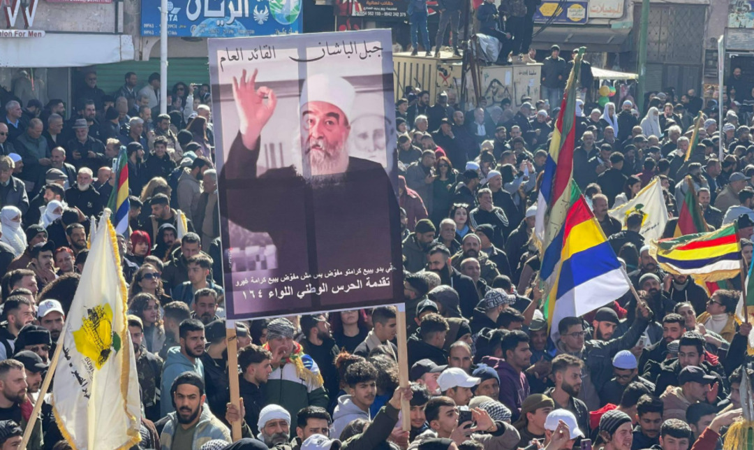 آلاف المحتجين يتجمعون في ساحة الكرامة بالسويداء للمطالبة بتقرير المصير