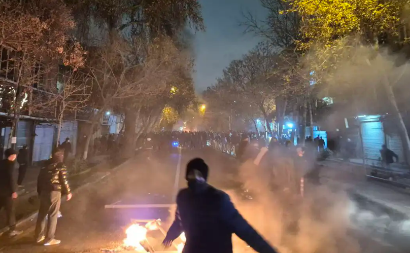 واشنطن بوست: إيران تواجه احتمال الانهيار في ظل الاحتجاجات المستمرة