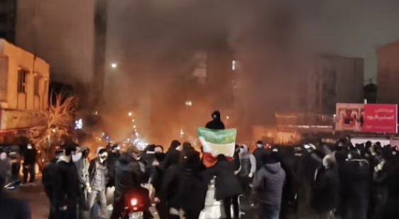 خامنئي يحذر ترمب وسط تصاعدت وتيرة الاحتجاجات المناهضة للنظام الإيراني