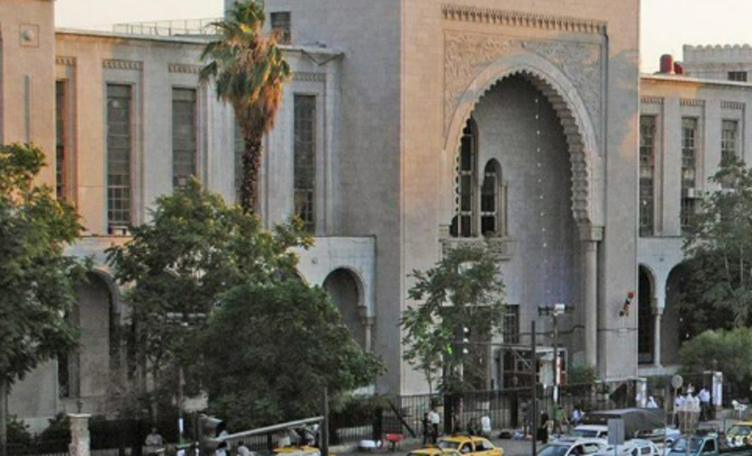 قيادي من «الدفاع الوطني» متهم بجرائم حرب يقاضي معارضاً ويكسب حكماً بالحبس وغرامة