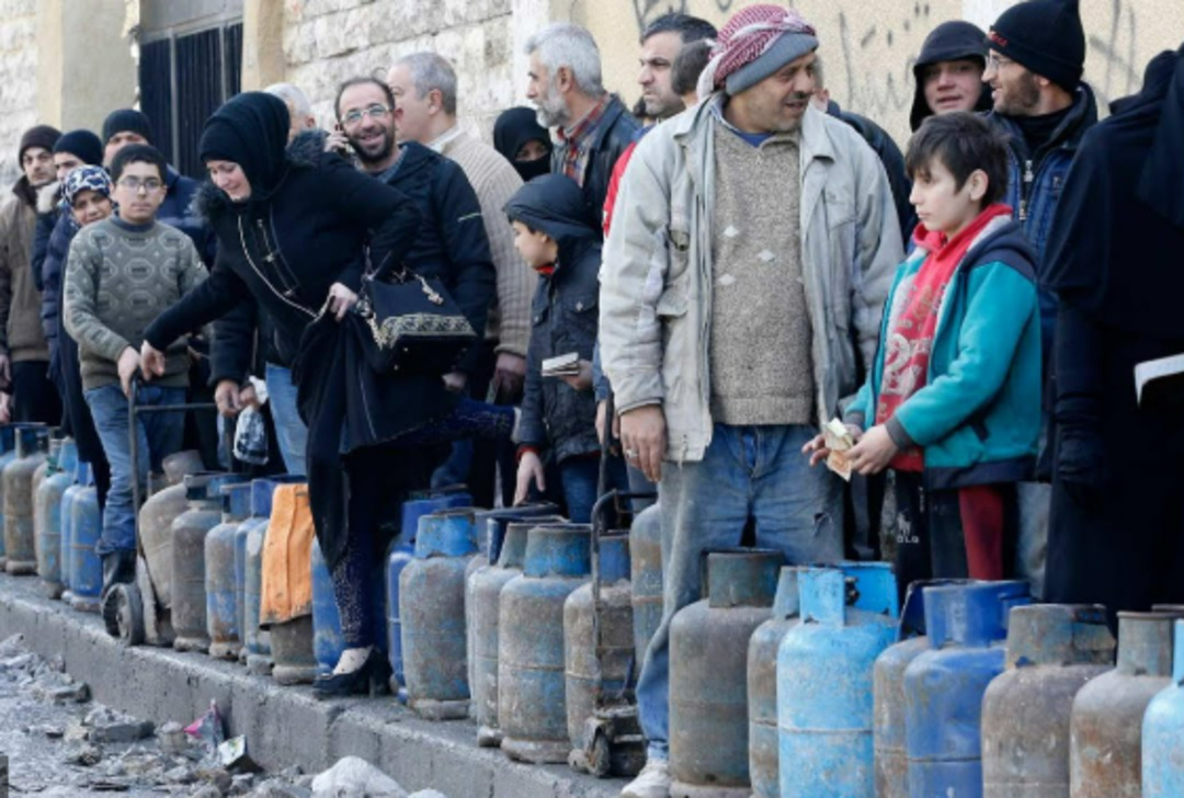 انقطاع الغاز المنزلي والاضطرار للوقوف في طوابير طويلة لاقتناء أسطوانة