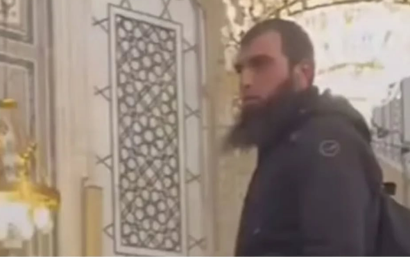 رجل يدعي النبوة داخل الجامع الأموي بدمشق