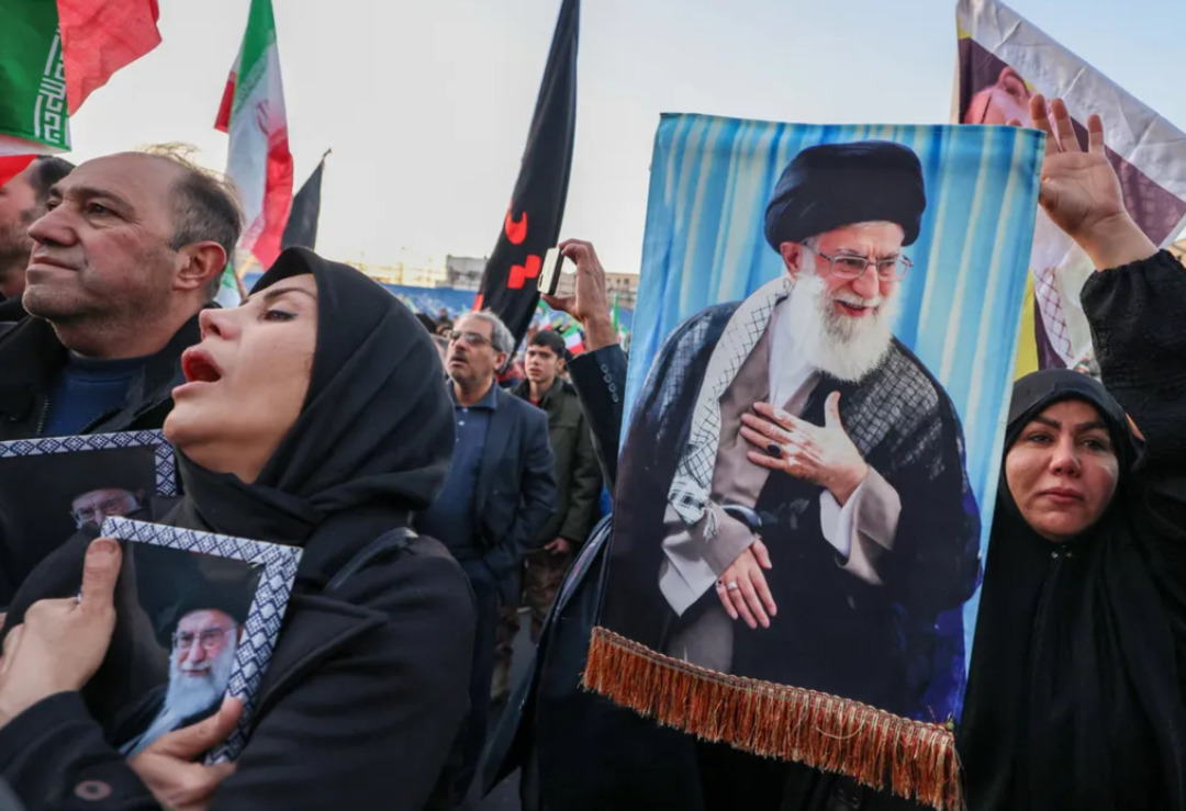 إيران تعلن مقتل خامنئي وقائد الحرس في هجمات إسرائيلية