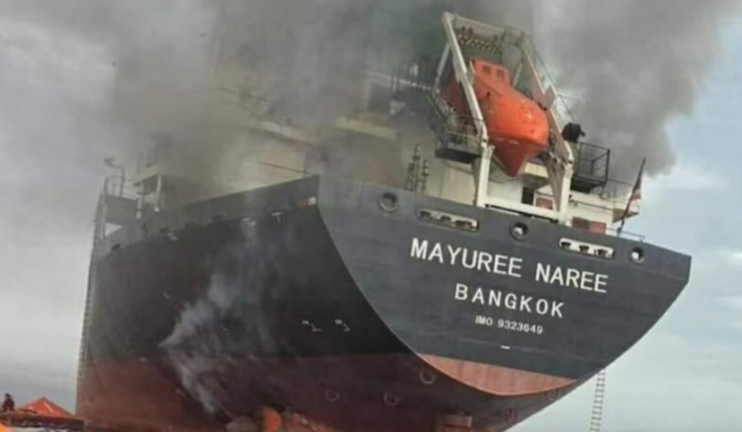 هجوم على ناقلتي نفط قبالة البصرة يوقع قتيلاً ويوقف العمل في الموانئ