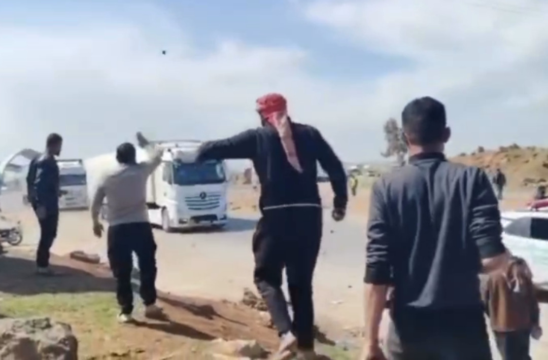 سائقون سوريون يعتدون على سائقين أردنيين وشاحناتهم عند معبر نصيب الحدودي