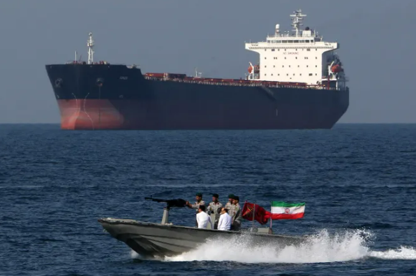 إيران ترفع صادراتها النفطية عبر مضيق هرمز