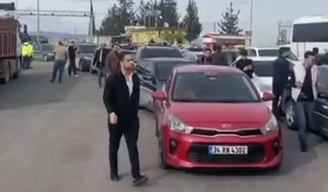 احتجاجات عند معبر باب السلامة بعد رفع رسوم دخول السيارات السياحية