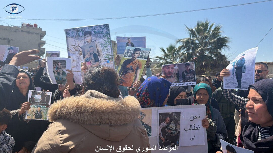 وقفة احتجاجية في مدينة القامشلي للمطالبة بالإفراج عن أبناءهم الأسـ ـرى في سـ ـجـ ـون الحكومة الانتقالية