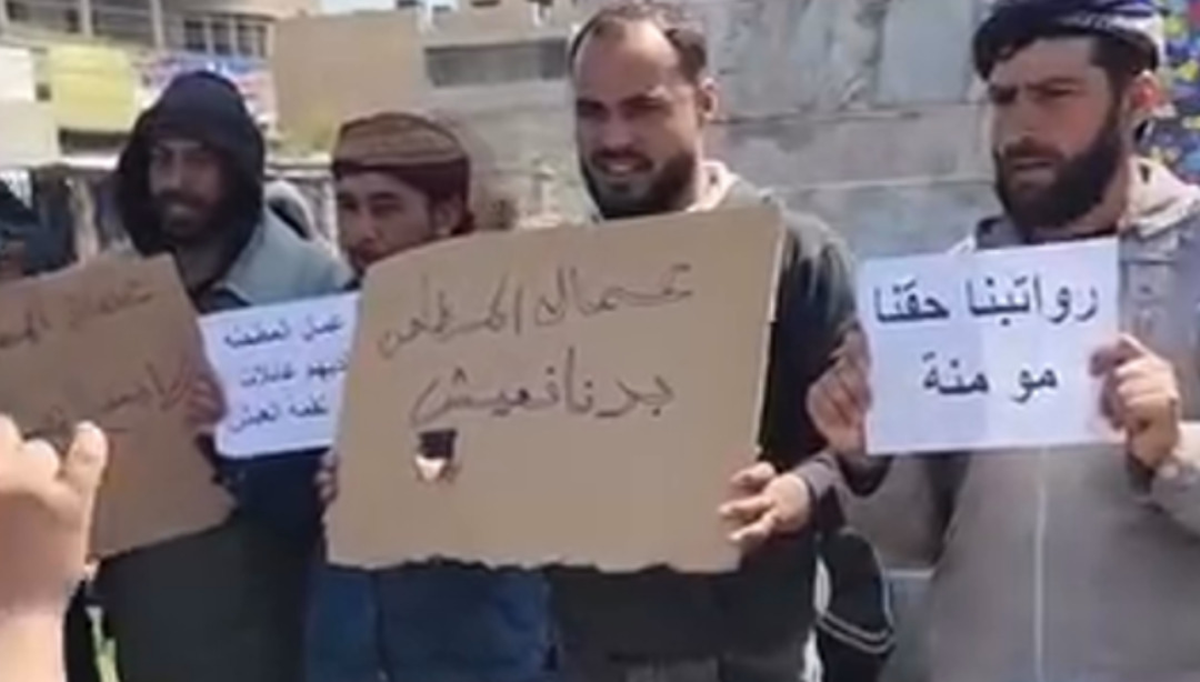 احتجاج عمال مطحنة الرقة لليوم الثالث مطالبين بصرف رواتبهم المتوقفة