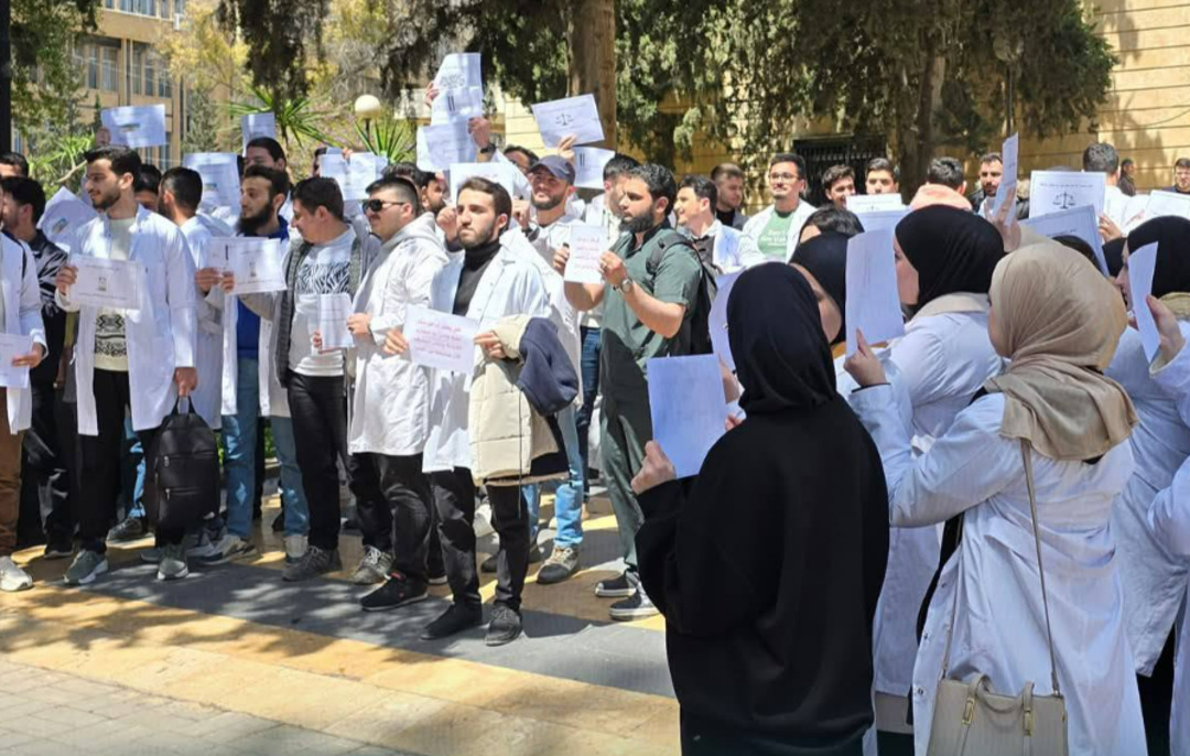 طلاب طب حلب يحتجون أمام رئاسة الجامعة ضد الفساد وسوء التعليم