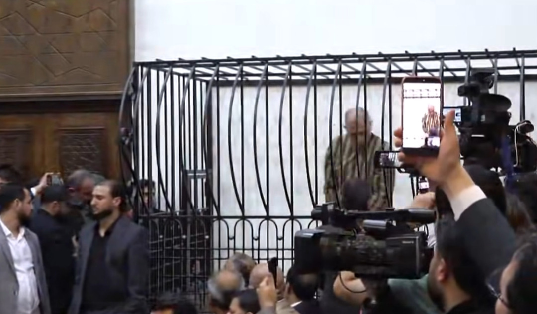 دعوات لتقنين حضور صناع المحتوى حول المحاكم بعد تجاوزات في محاكمة 