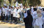 طلاب طب حلب يحتجون أمام رئاسة الجامعة ضد الفساد وسوء التعليم