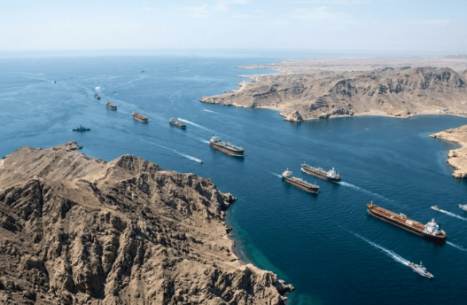 لأول مرة منذ الحرب على إيران .. سفن تابعة للبحرية الأمريكية تعبر مضيق هرمز