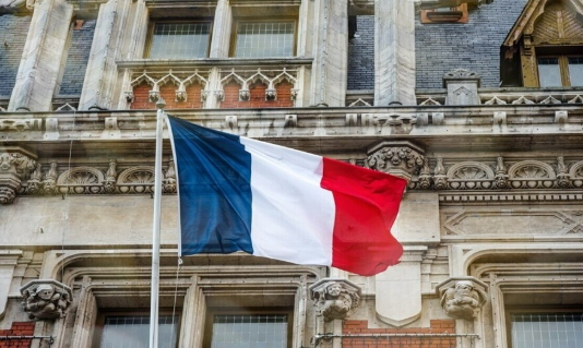 محكمة فرنسية: لافارج متهمة بتمويل الإرهاب للحفاظ على مصنعها في سوريا