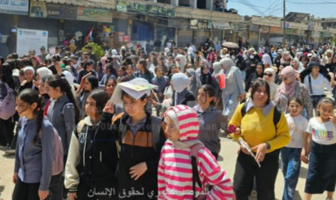 مئات الطلاب والمعلمين في كركي لكي يطالبون باعتراف رسمي بمناهج اللغة الكردية