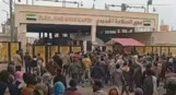 استمرار اعتصام عمال معبر باب السلامة لليوم الثاني رفضاً لتخفيض أجور التعبئة