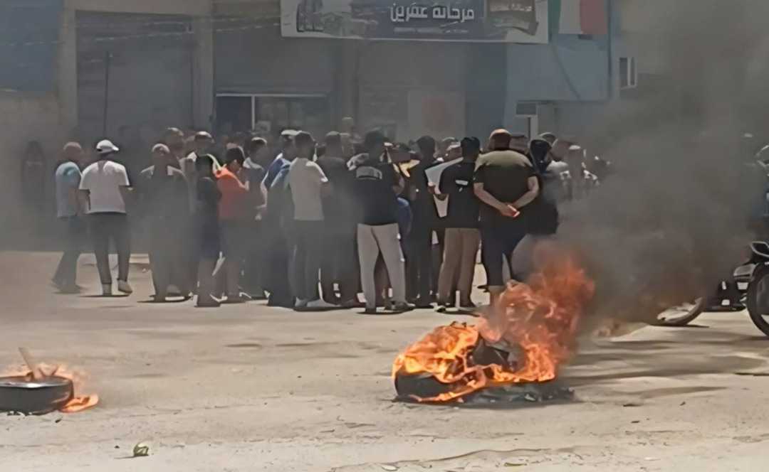 متظاهرون يغلقون طريق الحسكة في القامشلي
