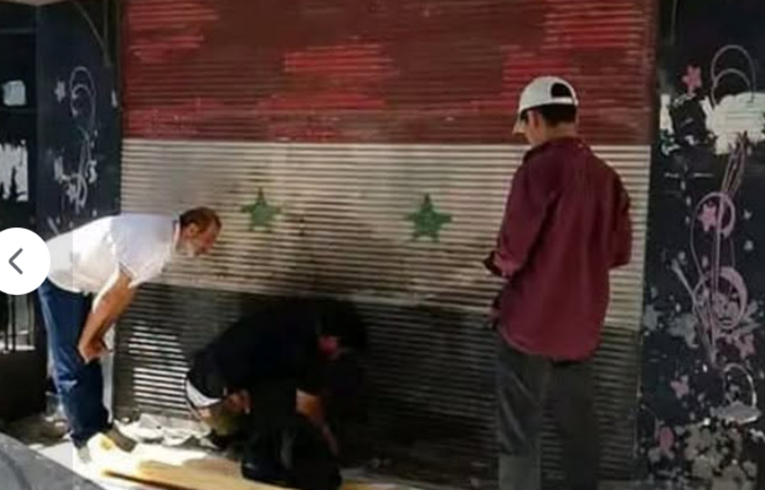 إغلاق 27 محلاً تجارياً في دمشق بالشمع الأحمر لعدم إزالة رموز النظام السابق