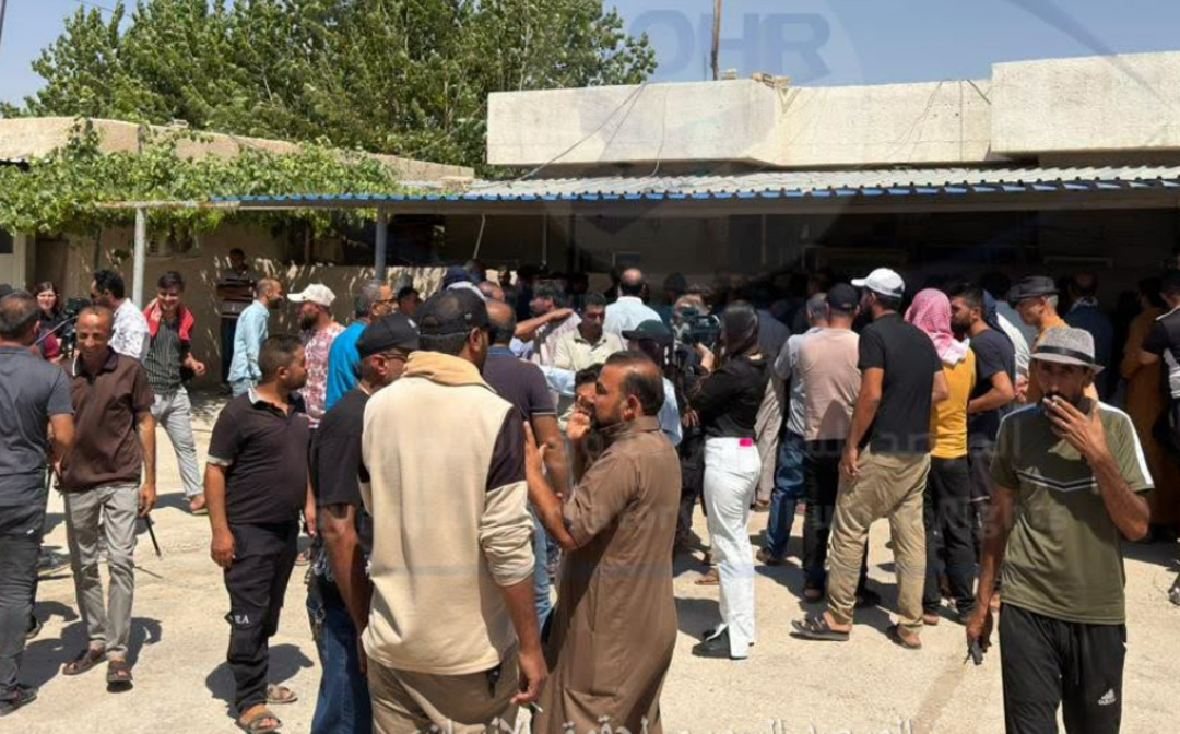 سائقو النقل العام في القامشلي يعلنون إضراباً أمام 