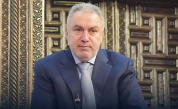 ملصقات بمحيط أحياء دمشق تطالب بمحاسبة رجل الأعمال محمد حمشو