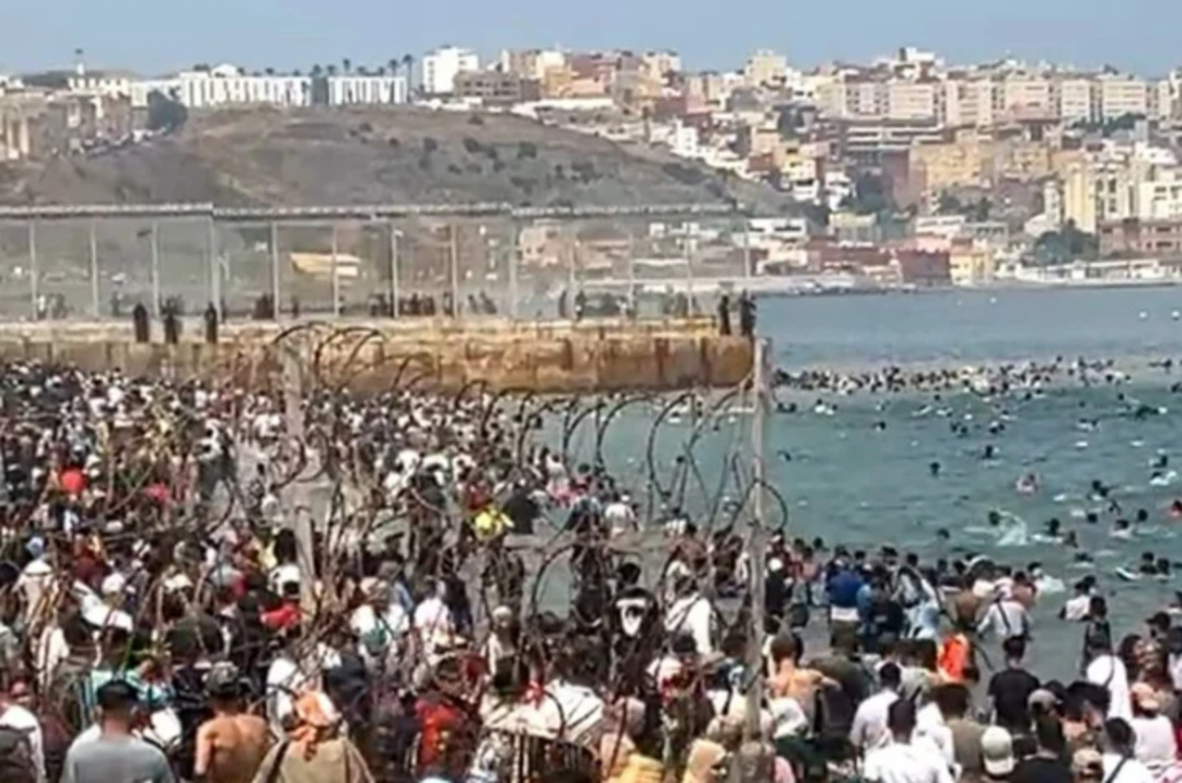 سبتة تشهد فوضى وعنف وعودة عشرات الآلاف من المهاجرين إلى المغرب