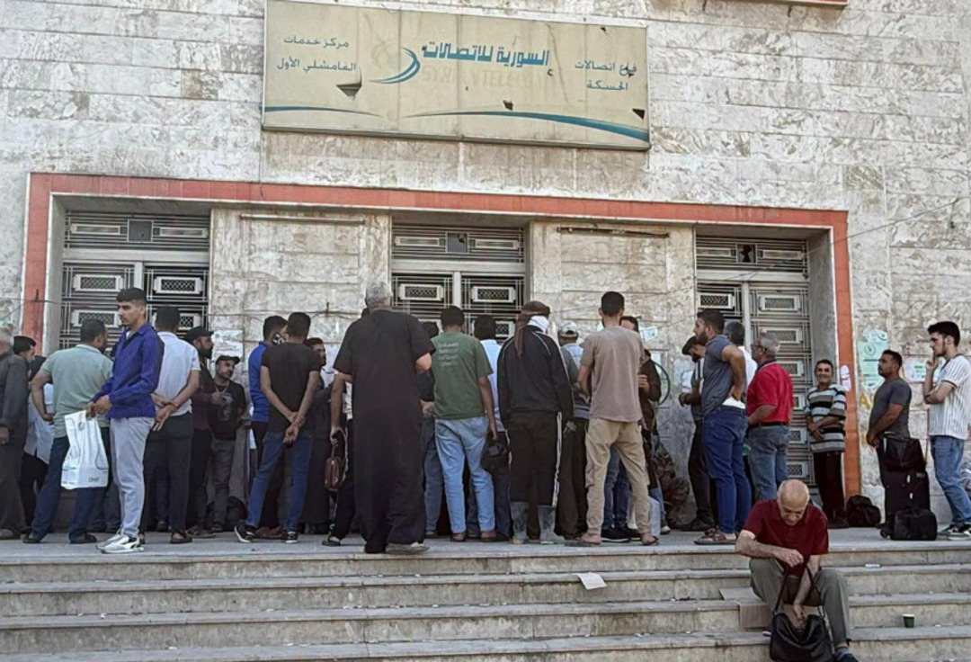 طابور بشري أمام بريد القامشلي بسبب إيداع العملة القديمة عبر «شام كاش»