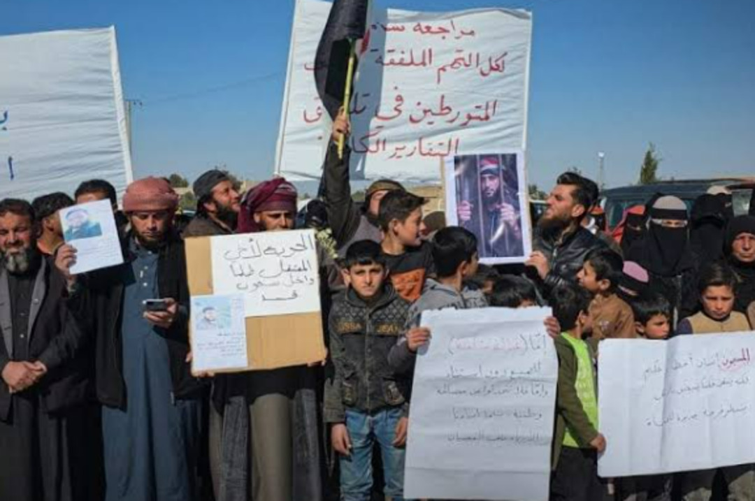 أهالي معتقلين سوريين في سجون العراق يعتصمون أمام قصر العدل في دمشق للمطالبة بكشف مصير أبنائهم