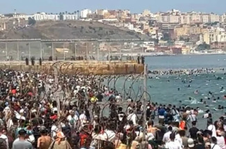 سبتة تشهد فوضى وعنف وعودة عشرات الآلاف من المهاجرين إلى المغرب