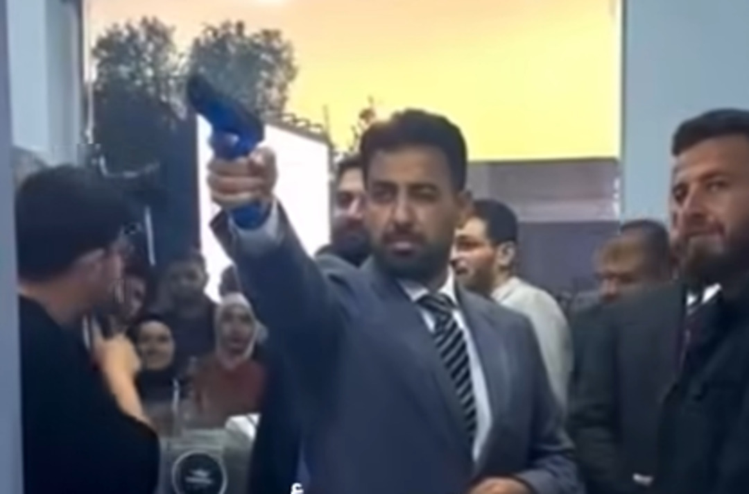 معناها وزير الإعلام يسوق دبابة؟.. سخرية من ظهور وزير الصحة بمسدس