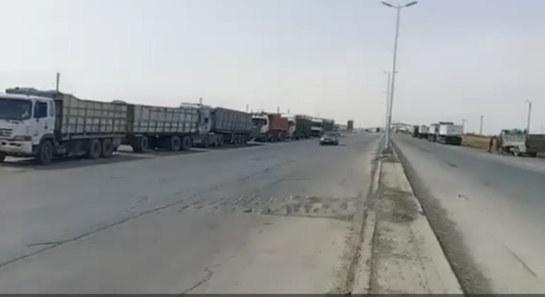 سائقو الشاحنات القادمة من العراق يشكون احتجاز مركباتهم وأوراقها في محيط الرقة