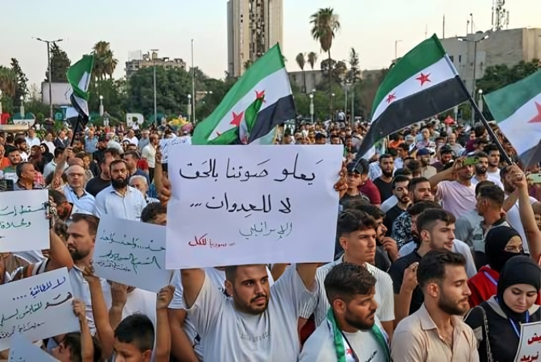 احتجاجات في عدة مدن سورية رفضاً للتوغلات الإسرائيلية ومطالبات بحماية المدنيين