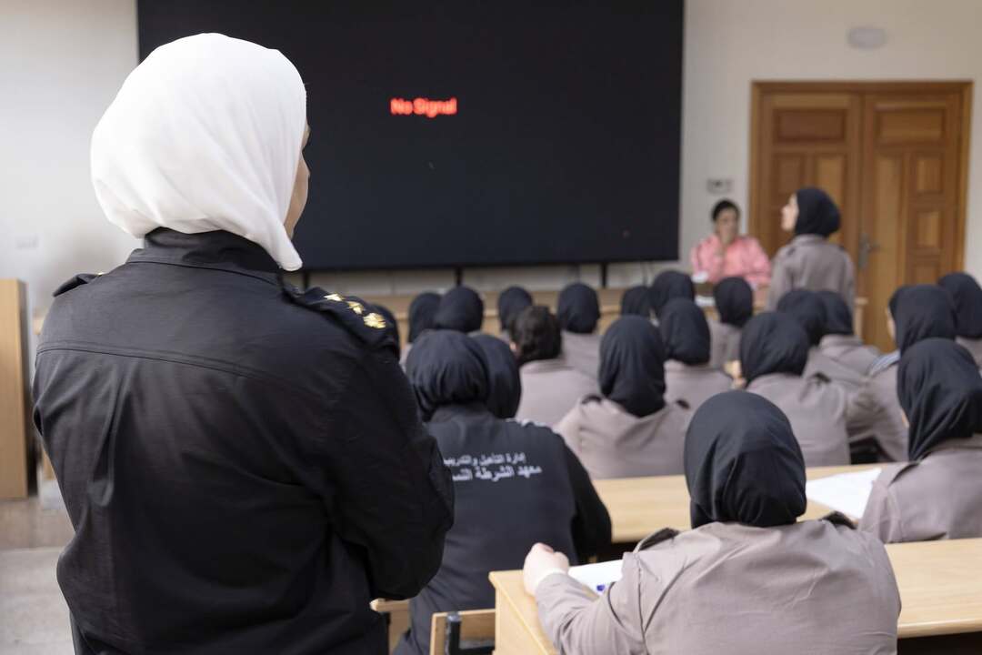 بين 